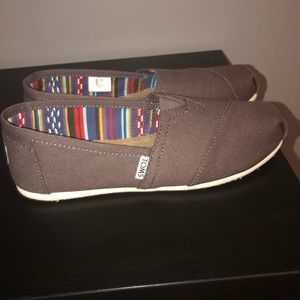 Women’s grey Toms